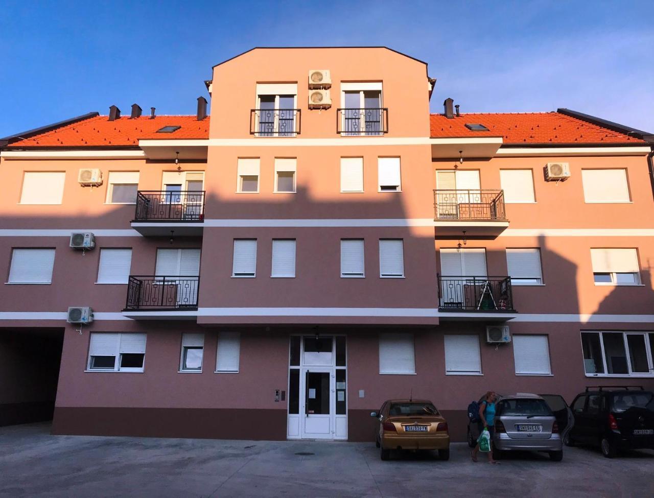 Апартаменты Apartman 1 Сремска-Митровица Экстерьер фото